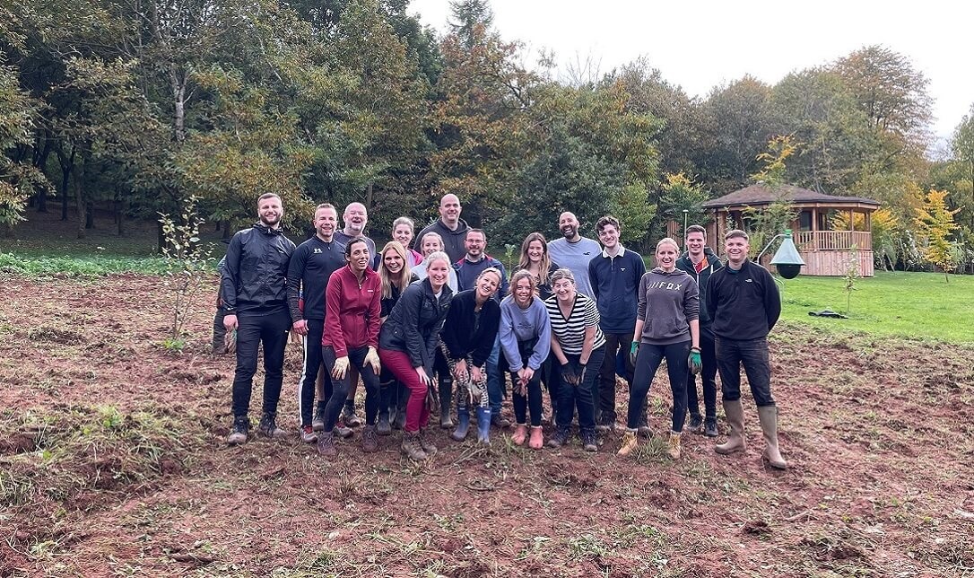 Decorative image of the Bankline team planting trees.